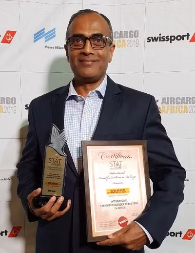 Ông Ivin George, Phó chủ tịch, phụ trách vận tải hàng không và dịch vụ hải quan, DHL Global Forwarding, khu vực Trung Đông và châu Phi nhận giải thưởng.