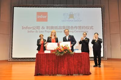 Lễ ký kết thỏa thuận hợp tác giữa Infor và Leo Paper Group. (từ trái sang phải: 1-bà Helen Masters, Phó chủ tịch cao cấp và Tổng giám đốc của Infor châu Á – Thái Bình Dương và Nhật Bản; 2- bà Nancy Mattenberger, Phó chủ tịch cao cấp của Bộ phận cung cấp dịch vụ tư vấn của Infor châu Á – Thái Bình Dương và Nhật Bản ; 3-ông KING Lai, Giám đốc điều hành, Phụ trách mảng đóng gói của Leo Paper Group; 4- ông Johnny Fung, Giám đốc điều hành của Leo Paper Group; 5- ông Simon Fung, Giám đốc Nhà máy Heshan của Leo Paper Group)