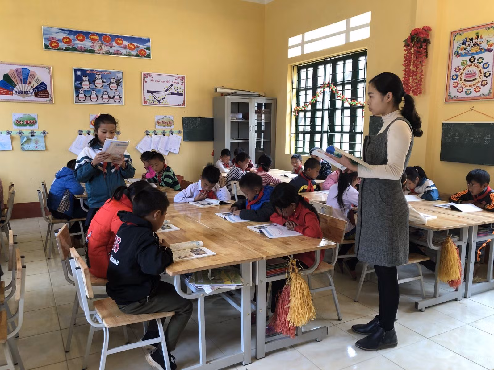 Các em học sinh Trường Tiểu học Pha Long. Ảnh: Viết Tôn