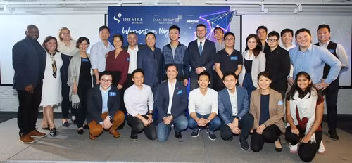 (Trong ảnh, đứng giữa hàng sau) Ông Stan Tang, Chủ tịch của Stan Group and người sáng lập ra Sáng kiến STILE, các đội startup, người hướng dẫn và lãnh đạo tại đêm Thông tin 1.