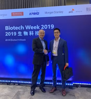 Ông Kingsley Leung (trong ảnh bên phải) và ông Michael Chan.