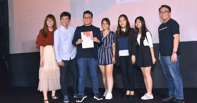 Trong ảnh, từ phải sang trái: ông Rafiq Razali, CEO của Media Prima digital; Stella đến từ Tantannews.com; Sharon từ Tantannews.com; Wendy từ Tantannews.com; ông Sean Teoh CEO của Monster Alliance Berhad; Carson từ Tantannews.com; Swee Teng từ Tantannews.com