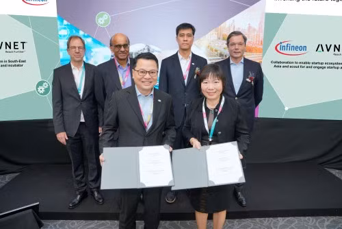 Lễ ký kết biên bản ghi nhớ giữa Avnet Asia Pte Ltd và Infineon Technologies Asia Pacific tại sự kiện OktoberTech Asia Pacific 2019. Hàng sau (từ trái sang phải) Tiến sĩ Reinhard Ploss (CEO, Infineon Technologies), ông Tharman Shanmugaratnam (Bộ trưởng cao cấp, Singapore), ông Chua Chee Seong (Chủ tịch và CEO, Infineon Technologies châu Á – Thái Bình Dương) và Tiến sĩ Ulrich Sante (Đại sứ Đức tại Singapore). Hàng đầu (từ trái sang phải) Ông Lim King Soon (Phó chủ tịch, Quản lý Phân phối, Infineon Technologies châu Á – Thái Bình Dương) và bà Tan Aik Hoon (Chủ tịch Khu vực, Nam Á, Hàn Quốc và Avnet United)