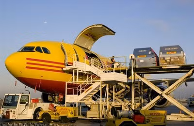 Một cảnh hoạt động tại sân bay của DHL Global Forwarding.