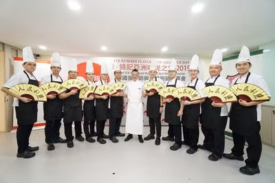Các sinh viên của Chương trình Hope as Chef của Lee Kum Kee chụp ảnh lưu niệm với đầu bếp Kwok-keung Chan được Michelin xếp hạng sao.