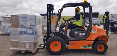 Thành viên của DRT lái xe nâng tại sân bay Beira để hỗ trợ các nỗ lực cứu trợ sau cơn bão Idai.