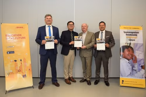 (Trong ảnh, từ trái sang phải): Ông Andrew Forgan, Giám đốc Quốc gia của DHL Supply Chain Cambodia; ông Monirath Siv, người sáng lập và CEO của Teach For Cambodia; ông Larry Strange, Chủ tịch Hội đồng quản trị của Teach For Cambodia; ông Prayag Chitrakar, Giám đốc Quốc gia của DHL Express Cambodia tại lễ khai trương mối quan hệ đối tác giữa Deutsche Post DHL Group và Teach For Cambodia vào ngày 27/8/2019.