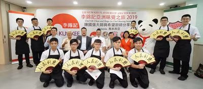 (Trong ảnh: hàng ngồi từ trái sang phải): Ông Jason Er, Phụ trách quản lý kinh doanh của Lee Kum Kee Malaysia; ông Heng Swee Seng, Tổng giám đốc cao cấp của Công ty Dầu ăn Lam Soon Edible Oils Sdn. Bhd.; ông Leslie Lau, Giám đốc điều hành của Lee Kum Kee khu vực Đông Nam Á; đầu bếp Kwok-keung Chan được Michelin xếp hạng sao và Tiến sĩ Datuk Lum Tuck Loy, Chủ tịch của KUSU cùng các sinh viên của Chương trình Hope as Chef của Lee Kum Kee.