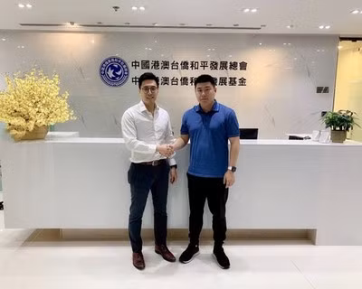 Ông Kingsley Leung (trong ảnh bên trái), Chủ tịch của Uni-Bio Science Group Limited tại lễ ký.