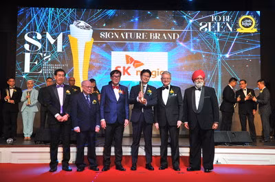 (Trong ảnh: thứ ba từ phải sang) ông Nam Su Park, Giám đốc điều hành hệ thống bán lẻ Malaysia của SK Networks.