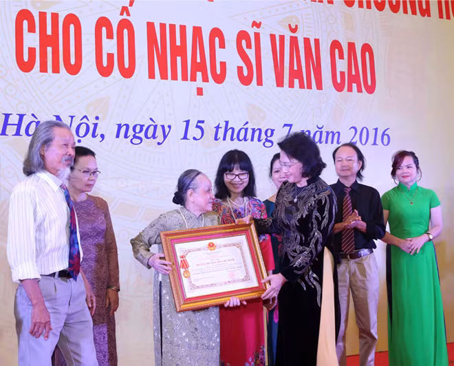 Chủ tịch Quốc hội Nguyễn Thị Kim Ngân trao tặng Huân chương Hồ Chí Minh cho gia đình cố nhạc sỹ Văn Cao. Ảnh: Phương Hoa/TTXVN