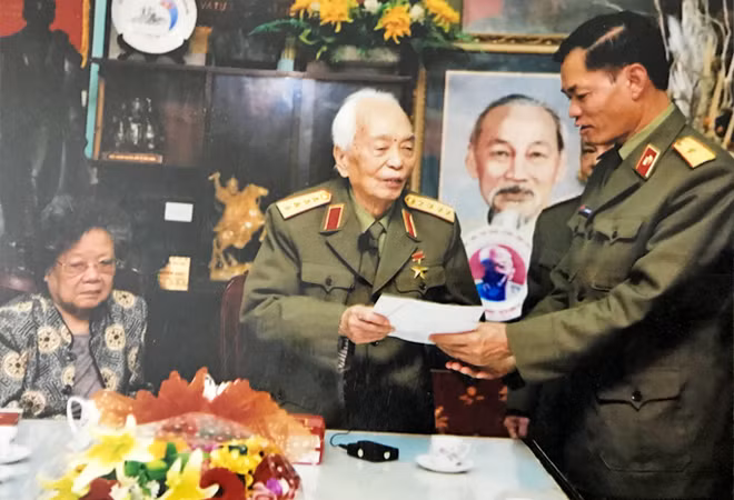 Thiếu tướng Hoàng Kiền tới thăm Đại tướng Võ Nguyên Giáp nhân dịp 60 năm thành lập Binh chủng Công binh (Ảnh: Tư liệu)
