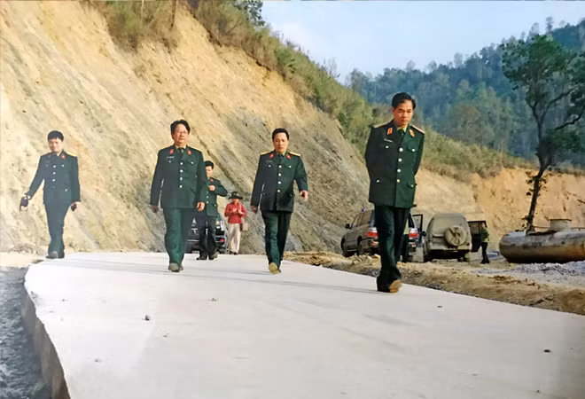 Thiếu tướng Hoàng Kiền đi kiểm tra thi công đường tuần tra biên giới tại Kỳ Sơn, Nghệ An.