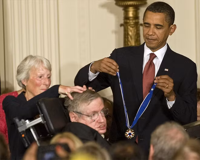 Stephen Hawking - hành trình phi thường trên chiếc xe lăn ảnh 12