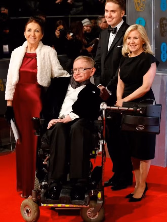 Stephen Hawking - hành trình phi thường trên chiếc xe lăn ảnh 15