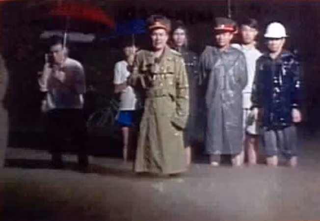 Tướng Nguyễn HuyHiệu trảlời phỏng vấn truyền hình Việt Nam tại trận "đại hồng thủy" 1999 tại miền Trung.