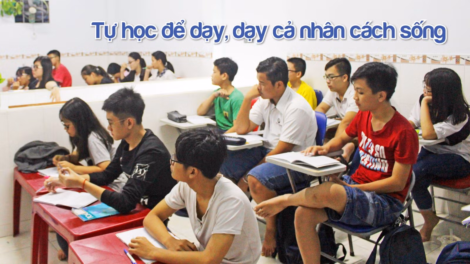 Anh công nhân dạy học trẻ em xóm nghèo 1