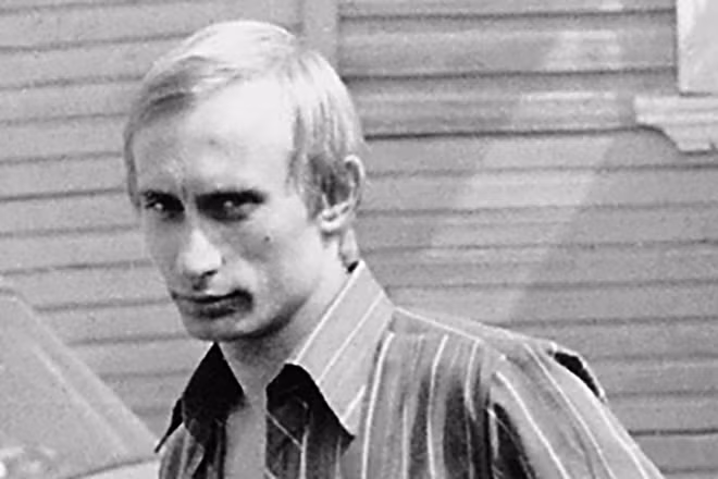 Ông Putin thời còn là điệp viên KGB.