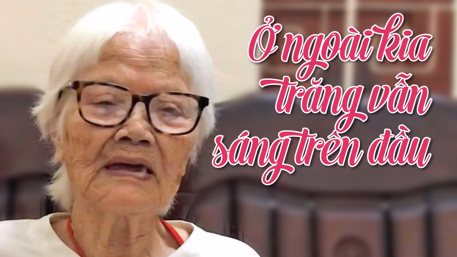 Ở ngoài kia trăng vẫn sáng trên đầu