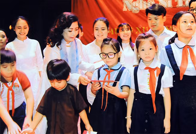 Nghệ sĩ Kim Cương trao học bổng cho các con em nghệ sĩ.