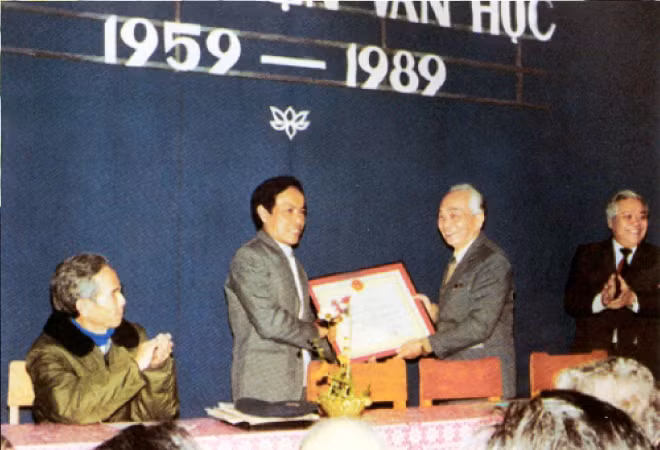 Phó Chủ tịch Hội đồng Bộ trưởng – Đại tướng Võ Nguyên Giáp trao Huân chương Lao động hạng Nhất cho Viện Văn học nhân 30 năm thành lập (1959-1989).