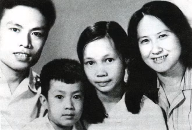Gia đình GS. Phong Lê năm 1977.