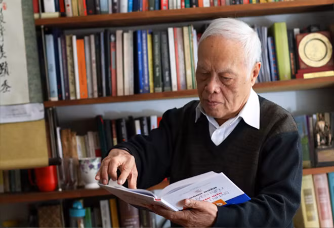 Giáo sư Phong Lê: Viết như định mệnh, như lẽ sống, như đam mê 