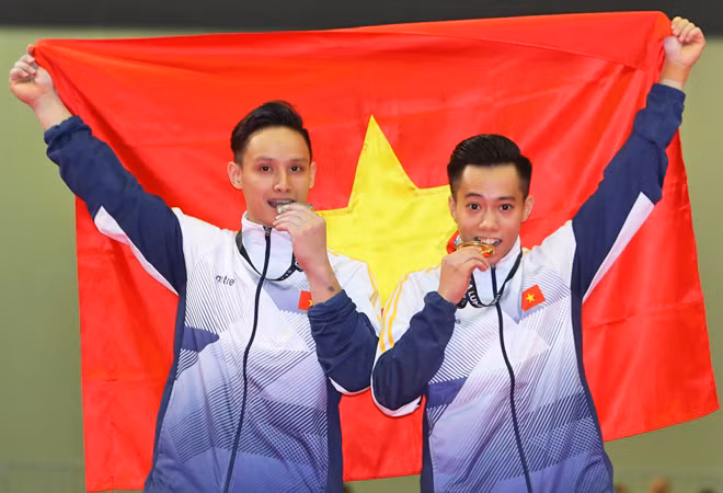 Lê Thanh Tùng (phải) và Đinh Phương Thành chia sẻ niềm vui giành HCV SEA Games 29.