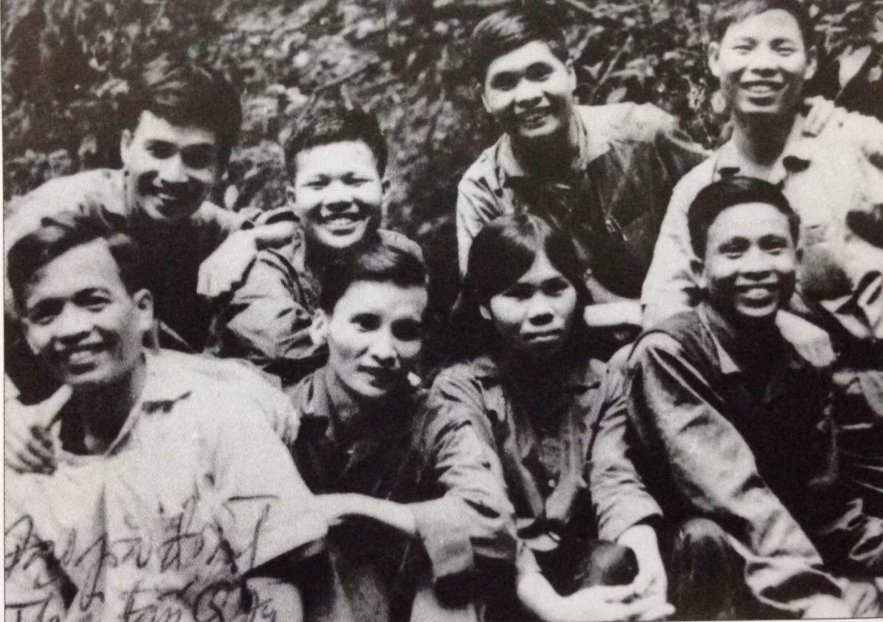 Tổ phóng viên Thông tấn xã Việt Nam tại Quảng Đà 1968 - 1969. Nhà báo Trần Mai Hạnh ngoài cùng hàng trên bên trái.