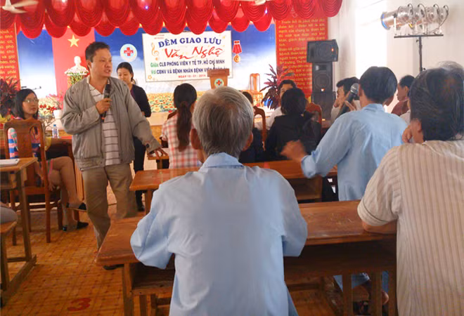 Bác sĩ Trương Hữu Khanh chia sẻ với bệnh nhân bị nhiễm HIV tại bệnh viện Nhân Ái (Bình Phước).