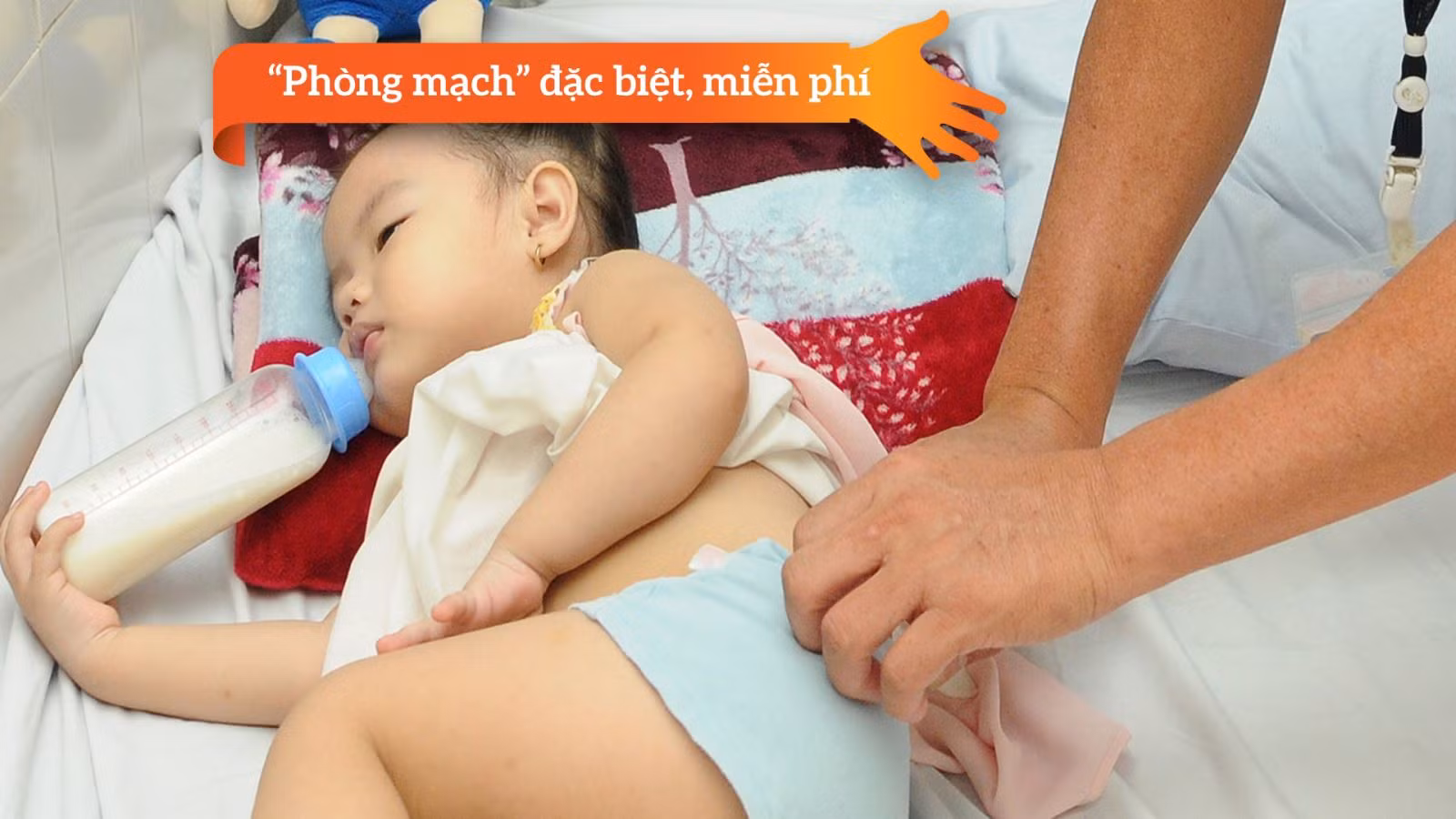 Bác sĩ Khanh tận tình khám cho bệnh nhi.