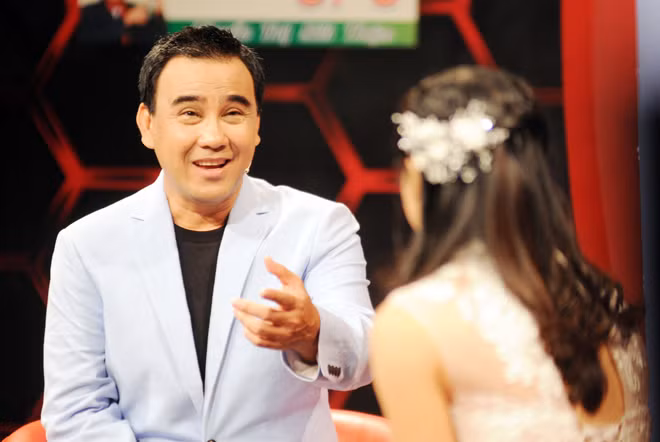 MC Quyền Linh dẫn chương trình “Mẹ chồng nàng dâu”. Ảnh Mạnh Linh