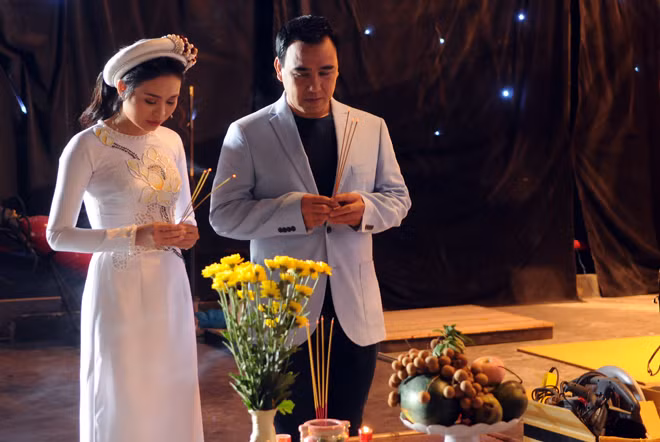 Thực hiện nghi thức cúng tổ trước khi dẫn chương trình. Ảnh Mạnh Linh