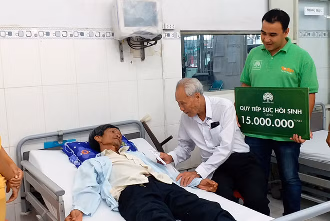 MC Quyền Linh trao quà cho các bệnh nhân trong chương trình “Tiếp sức hồi sinh” tại Bệnh viện tỉnh Sóc Trăng. Ảnh tác giả cung cấp.