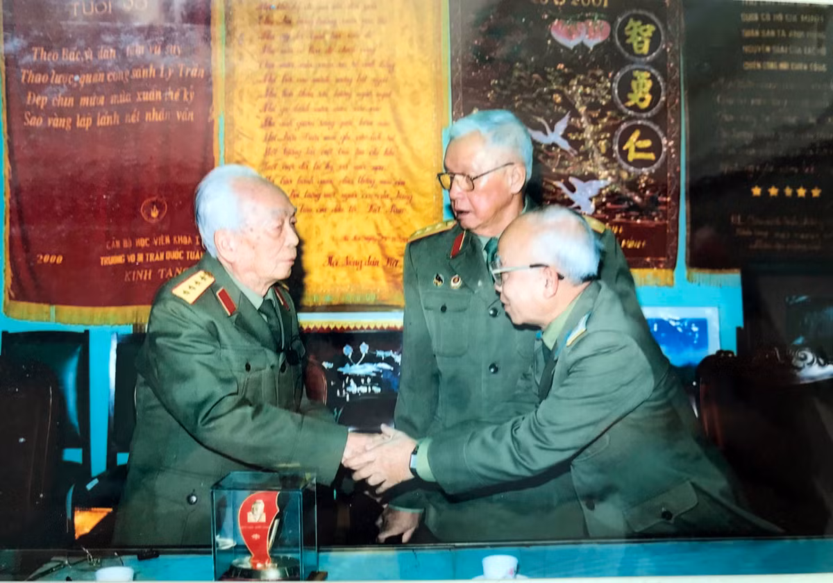 Đại tá Dương Niết trong lần tới thăm và chúc thọ Đại tướng Võ Nguyên Giáp năm 2004.