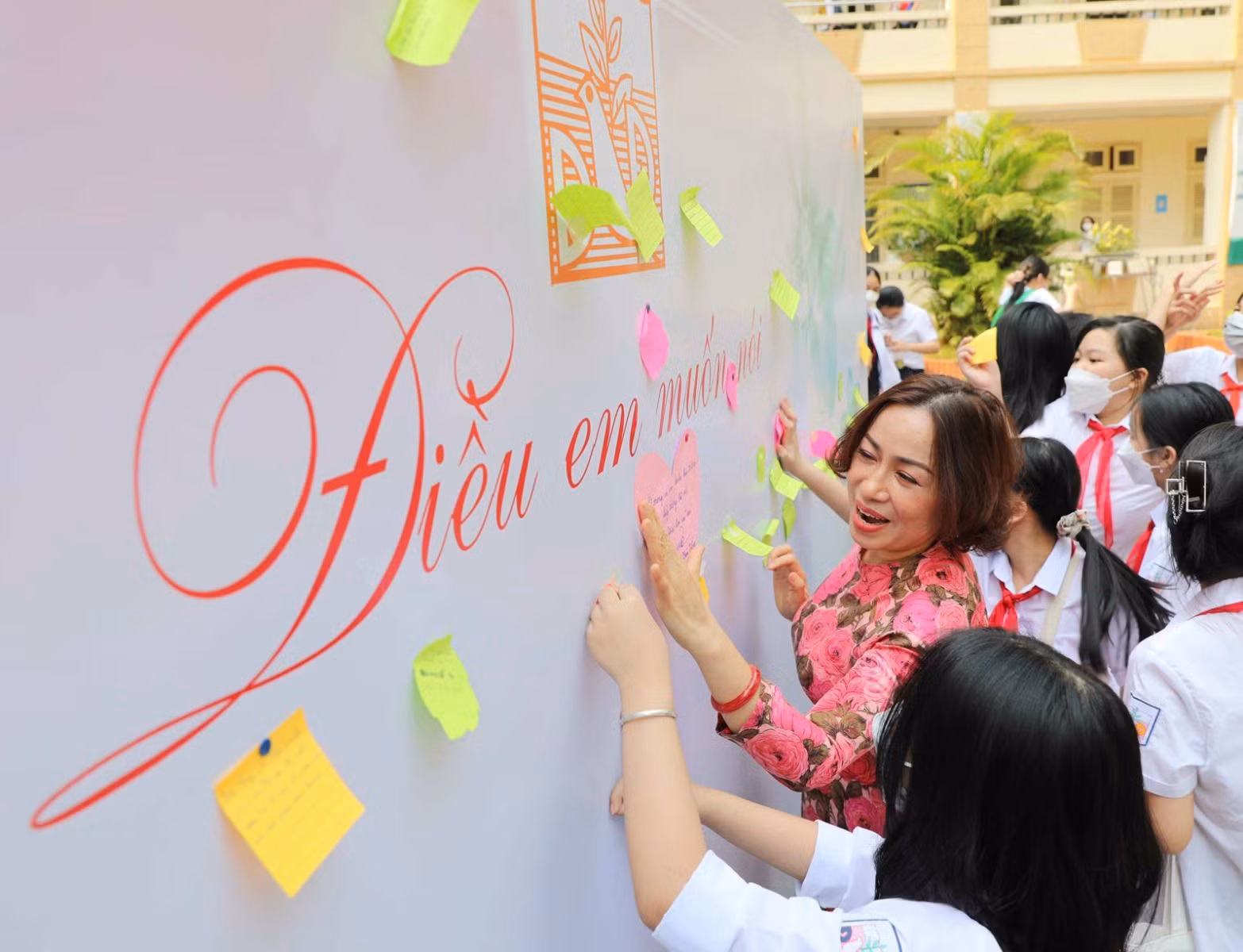Cô Hiệu trưởng Đinh Thị Vân Hồng, Trường THCS Đống Đa, quận Đống Đa cùng các em học sinh khối 6 dán lên bảng "những điều mình muốn nói".