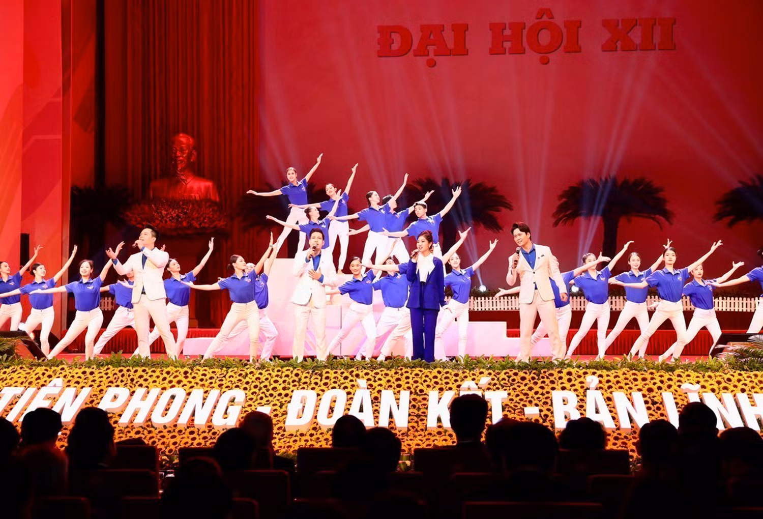 Chương trình biểu diễn nghệ thuật chào mừng Đại hội.