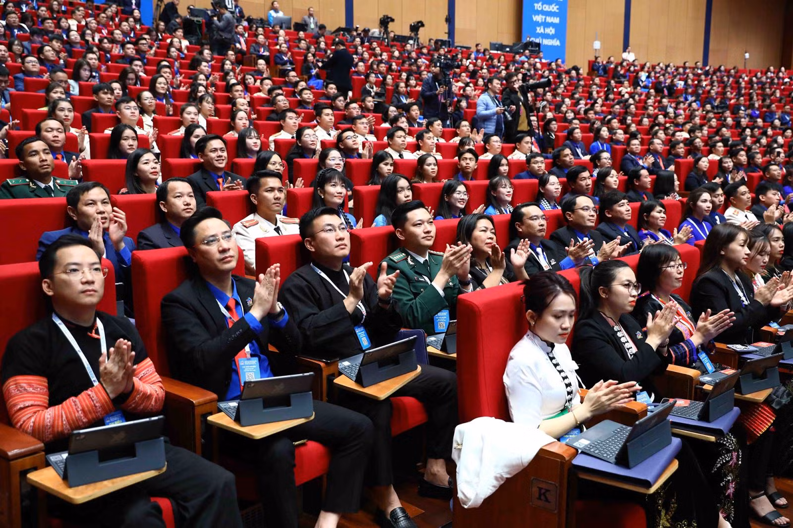Các đại biêu thể hiện tinh thần, nhiệt huyết của tuổi trẻ tại đại hội.