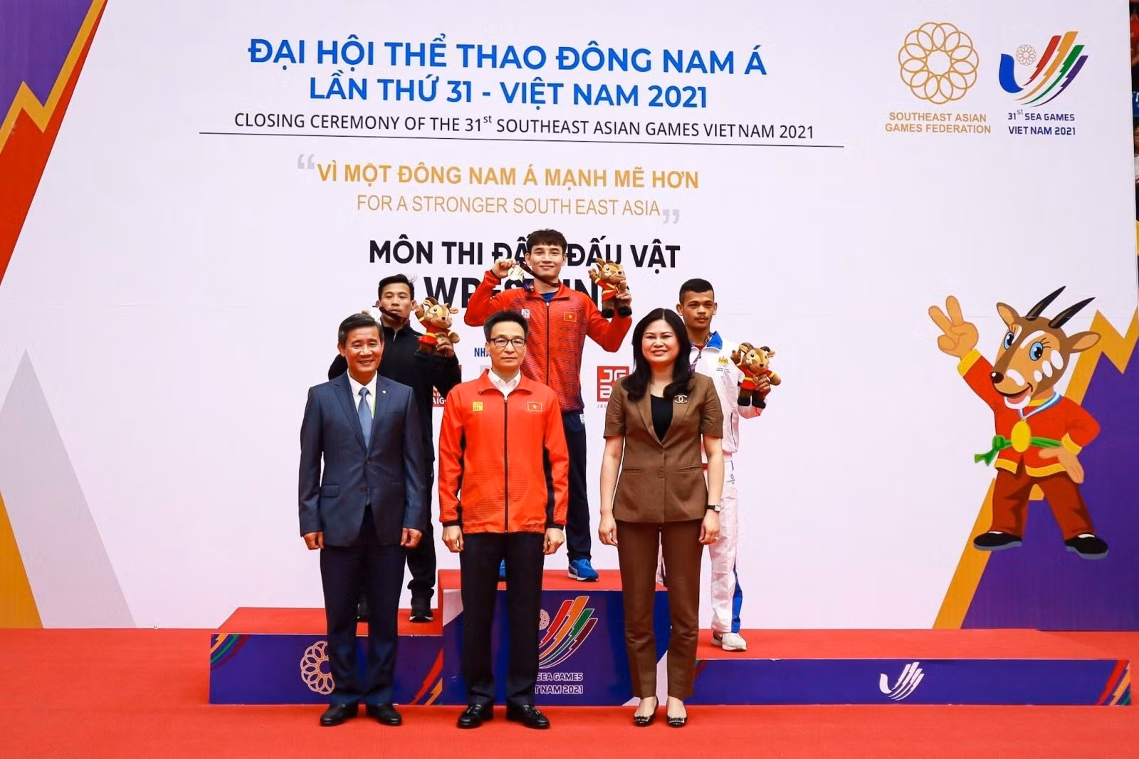 Phó Thủ tướng Vũ Đức Đam trao huy chương vàng cho đô vật Phùng Khắc Huy ở hạng cân 57kg.