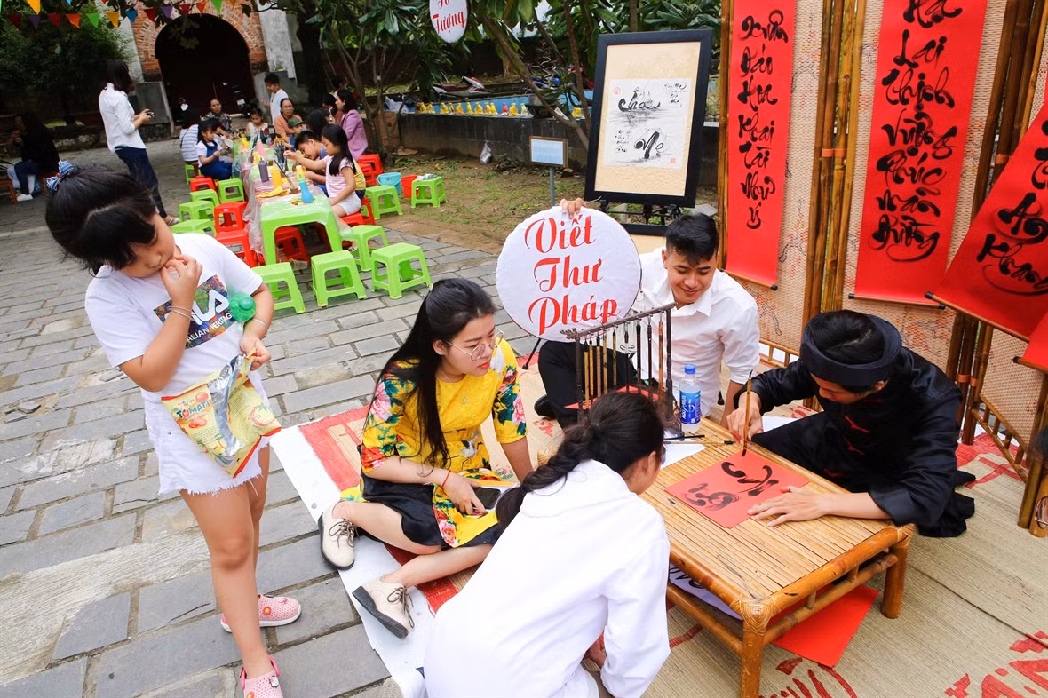 Xin chữ đầu năm để đem lại sự may mắn.