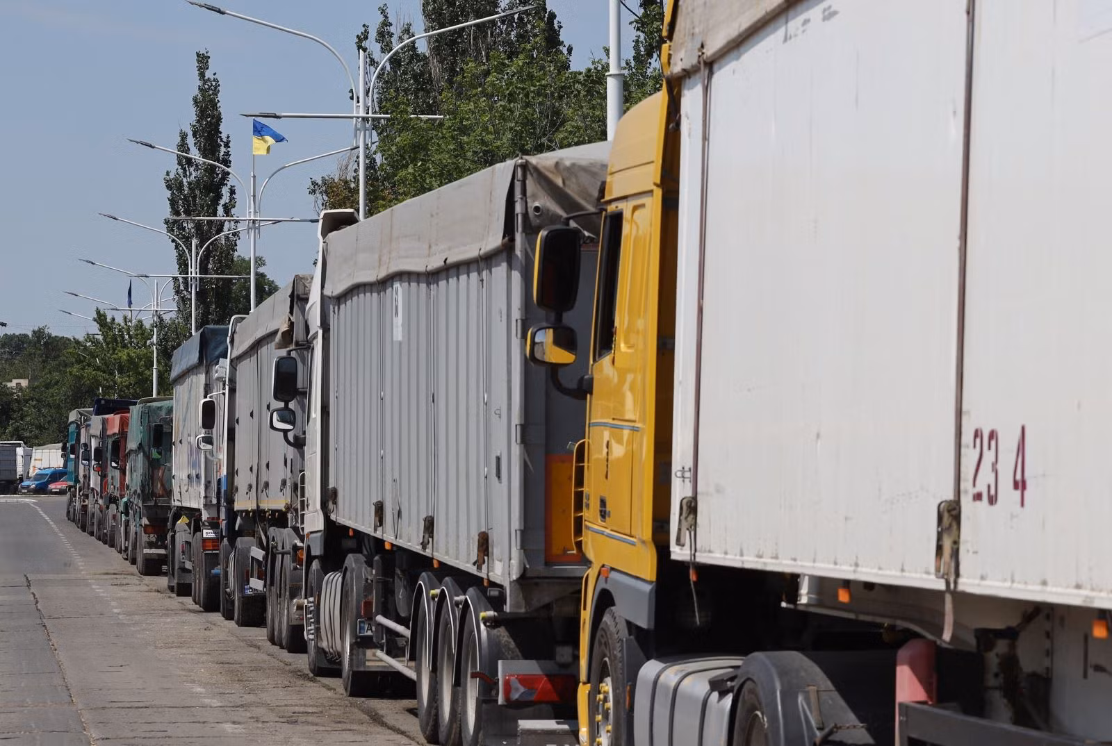 Xe tải chở lúa mì gần Izmail, thuộc vùng Odessa, Ukraine ngày 14/6/2022.