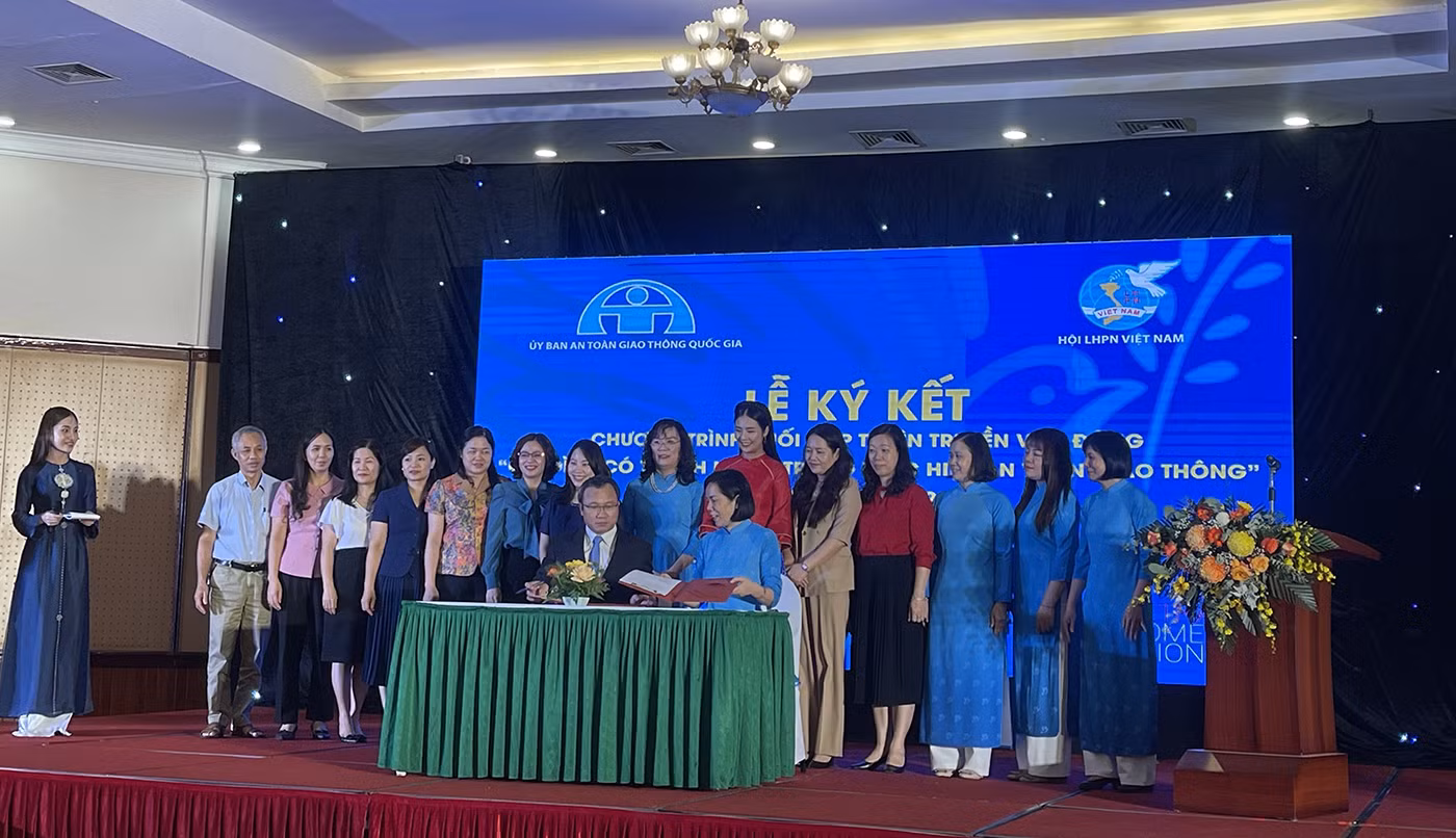 Ủy ban An toàn giao thông Quốc gia và Hội Liên hiệp phụ nữ Việt Nam ký kết chương trình phối hợp tuyên truyền, vận động “Gia đình có trách nhiệm trong thực hiện an toàn giao thông giai đoạn 2022 - 2027".