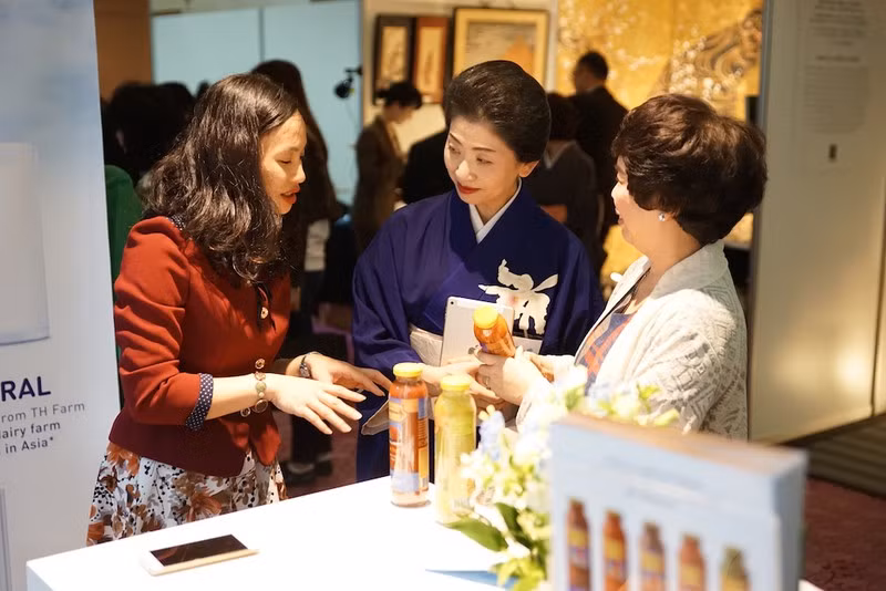 Bà Thái Hương (ngoài cùng bên phải) chia sẻ về sản phẩm TH Herbals trong khuôn khổ Hội nghị thượng đỉnh Phụ nữ toàn cầu 2017.