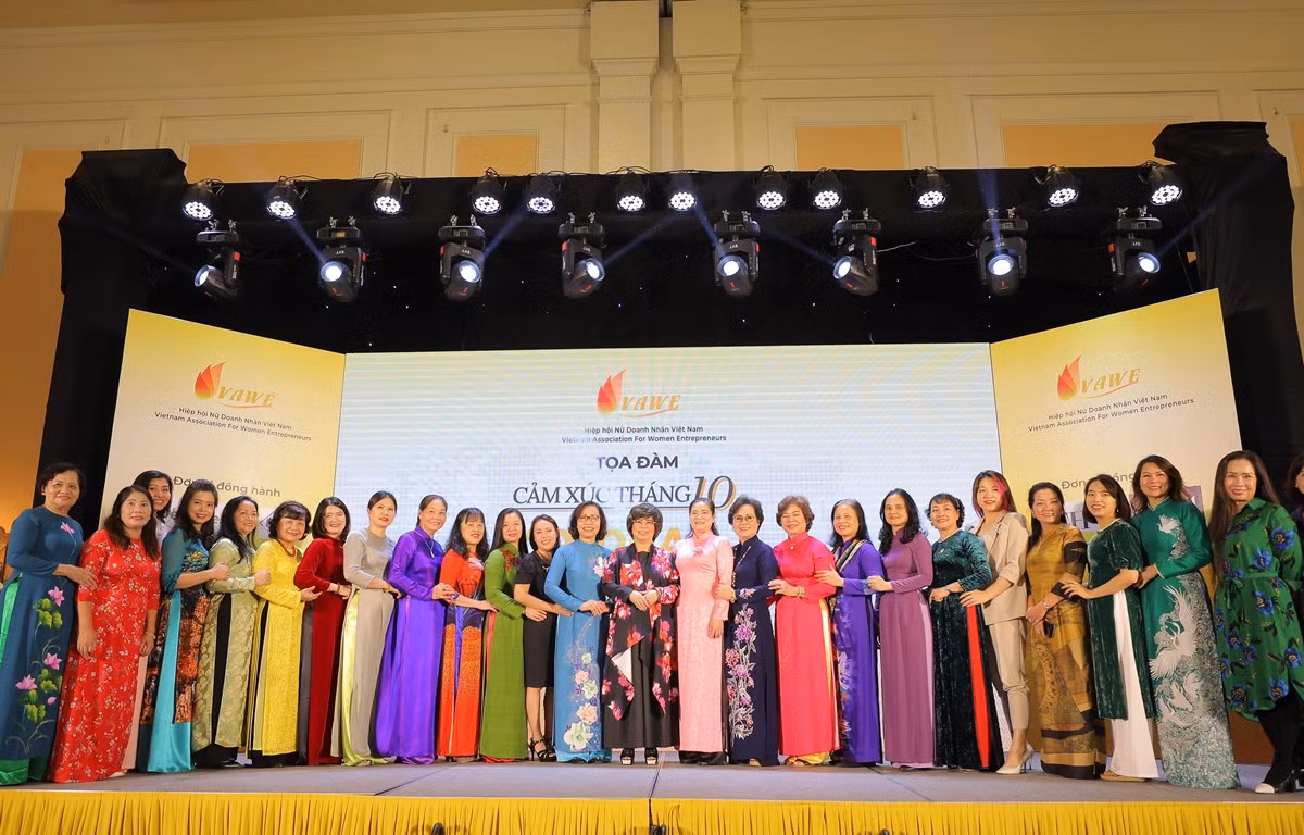 Bà Thái Hương, Chủ tịch Hội đồng Chiến lược Tập đoàn TH (giữa) và các thành viên Hiệp hội Nữ doanh nhân Việt Nam.