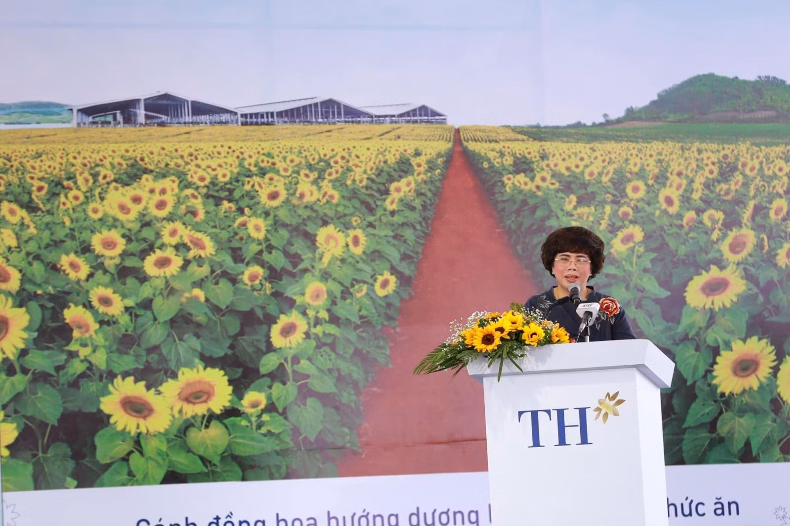 Bà Thái Hương phát biểu tại Lễ khởi công Dự án chăn nuôi bò sữa và chế biến sữa của TH ở Thanh Hóa vào năm 2019.