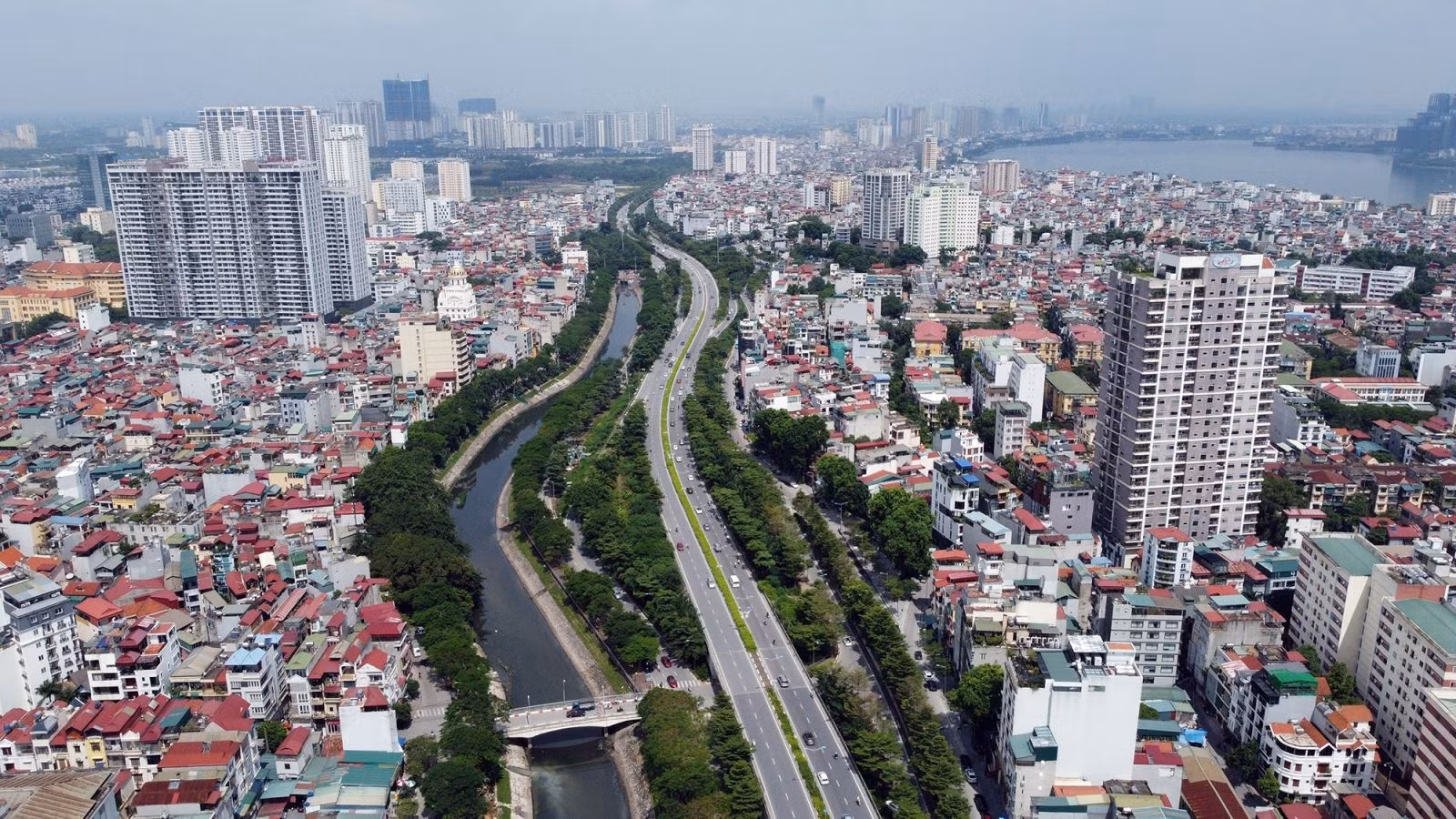 Đoạn đường Vành đai 2 bắt đầu từ nút giao Bưởi - Hoàng Quốc Việt, chạy uốn lượn dọc bờ sông Tô Lịch.