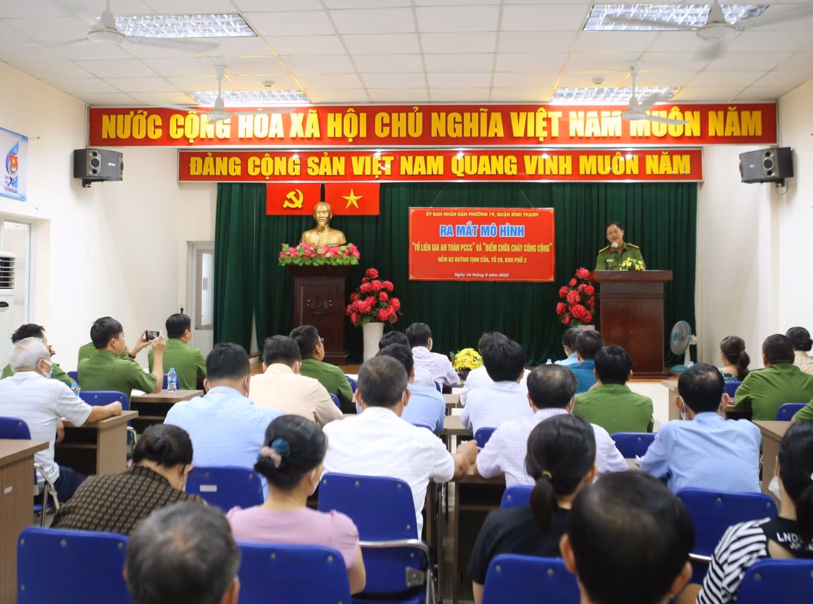 Tuyên truyền về mô hình "Tổ liên gia an toàn phòng cháy chữa cháy" cho các hộ dân ở phường 19, quận Bình Thạnh, TP Hồ Chí Minh.