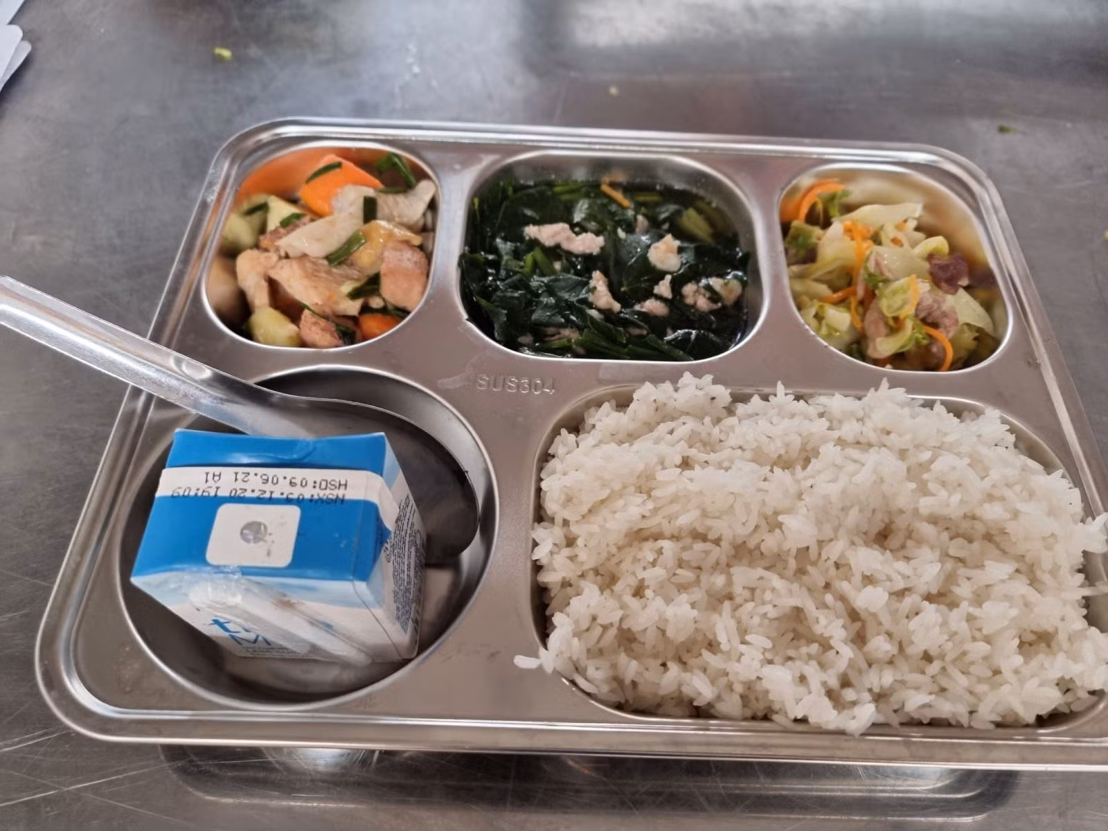 Bữa ăn đầy đủ chất dinh dưỡng của học sinh Trường Tiểu học Tô Múa khi tham gia mô hình điểm.