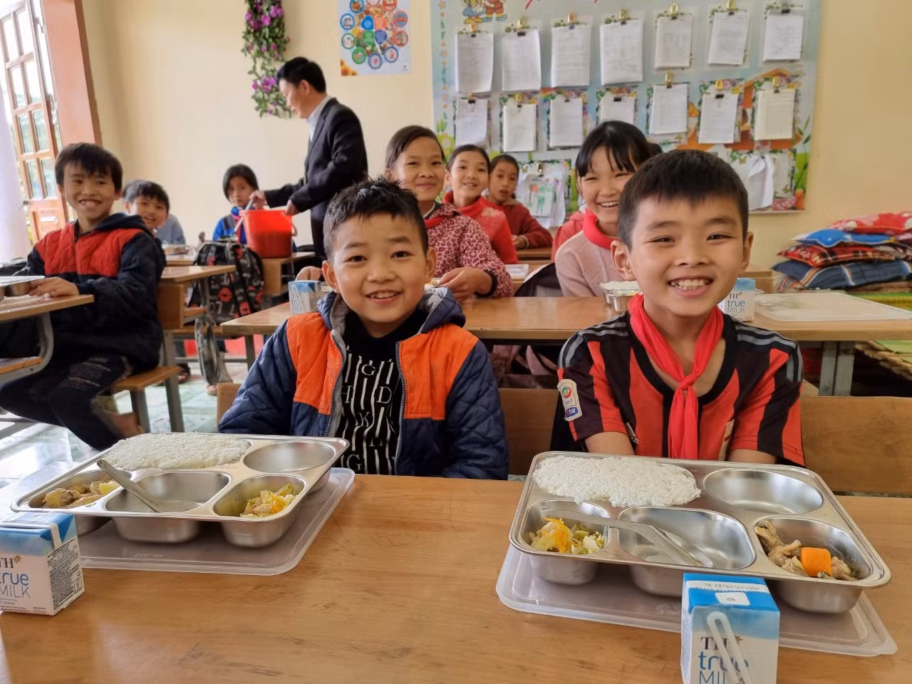 Bữa ăn của học sinh Trường Tiểu học Tô Múa (Sơn La) trong chương trình mô hình điểm. (Ảnh: PV)