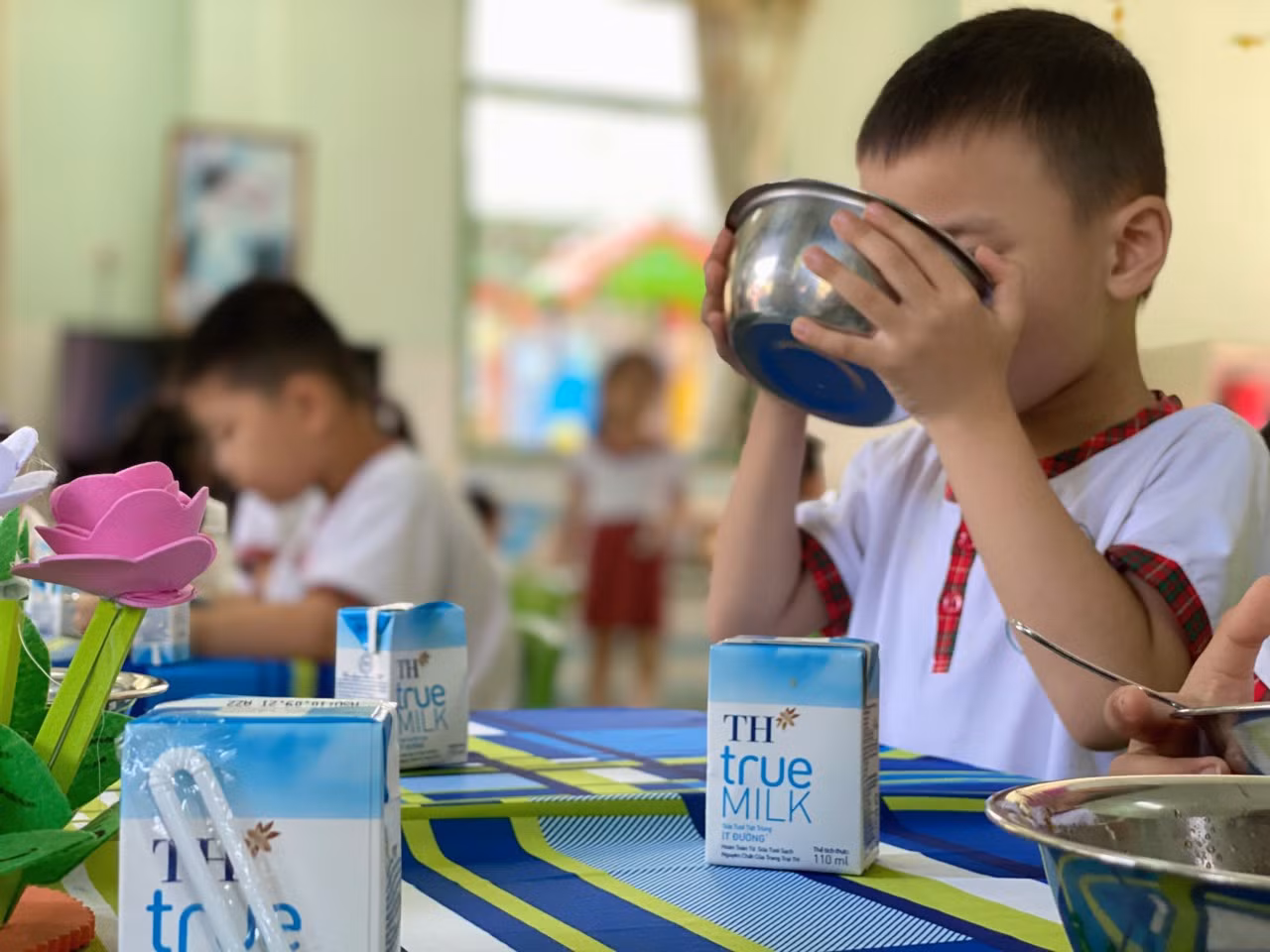 Không chỉ có những bữa ăn ngon, đủ chất, mô hình còn hỗ trợ học sinh sữa tươi mỗi ngày. (Ảnh: PV)